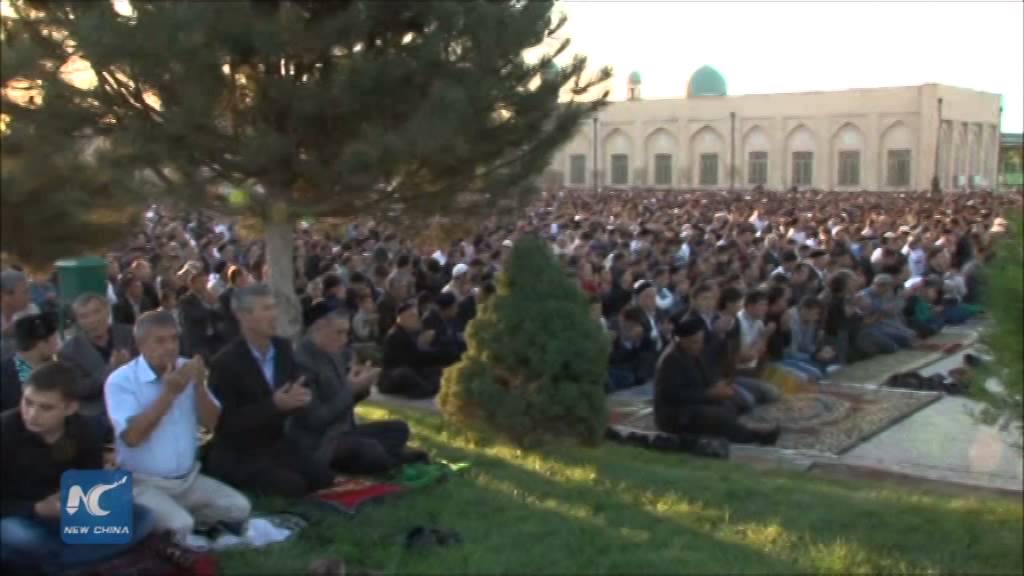RAW: Uzbek Muslims offer Eid al-Adha prayers at Tashkent 