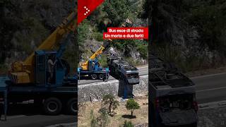 Bus esce di strada, morto un passeggero. Le immagini della rimozione del mezzo