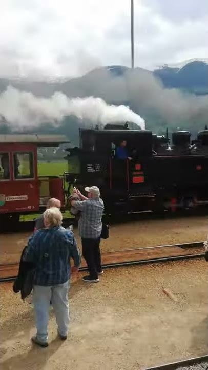 Tag 4; Video 1, Einfahrt SoZug in Bahnhof Fügen nach Mayrhofen