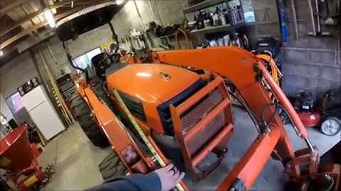 Repairing the level indicator on a loader tractor