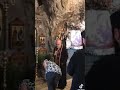 قس يبارك نصرانية داخل الكنيسة