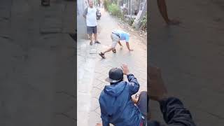 Jatuh seruduk orang karena tersandung sendiri #videolucu #komedingakak #videoshorts