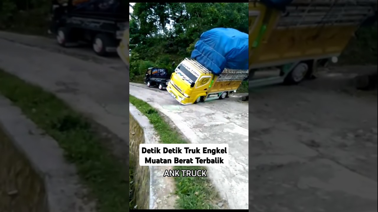 Detik-Detik Menegangkan: Truk Muatan Berat Terbalik! Heart-Stopping Moment: Heavy Truck Overturns