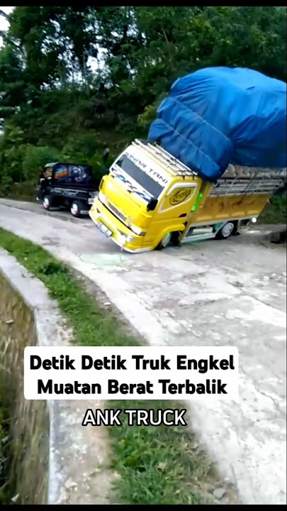 Detik-Detik Menegangkan: Truk Muatan Berat Terbalik! Heart-Stopping Moment: Heavy Truck Overturns