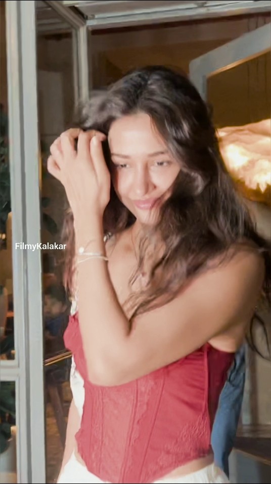 #dishapatani shining radiantly like the brightest star ? #filmykalakar