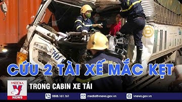 Cứu 2 tài xế mắc kẹt trong cabin xe tải - VNEWS