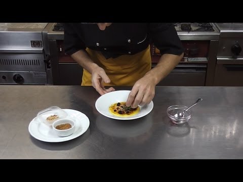 Crema Catalana allo zenzero con frutti di bosco e mandorle ricetta fullHD