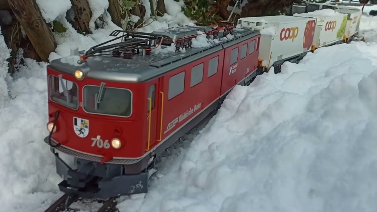 LGB Gartenbahn Nov´25 - Kleine rote im Schnee