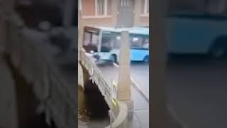 В ПЕТЕРБУРГЕ В МОЙКУ УПАЛ АВТОБУС