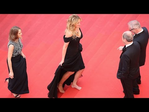 Video: Julia Roberts Ankommer Barfodet Til En Begivenhed I Cannes