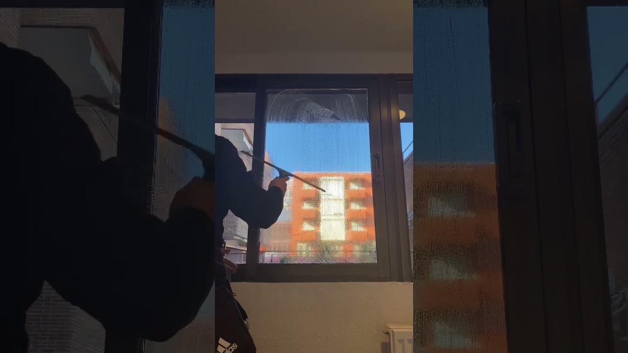 Limpieza de ventanas en una residencia de ancianos de Pozuelo de Alarcón