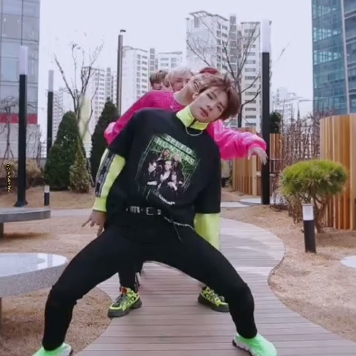 Just Hyunjin dancing Miroh | Stray Kids
