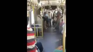 Articulado de la METROVÍA de Guayaquil circula con las PUERTAS ABIERTAS