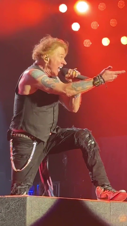 Axl Rose Dancing in Pure Bliss as Slash Shreds – A Perfect Rock Moment!