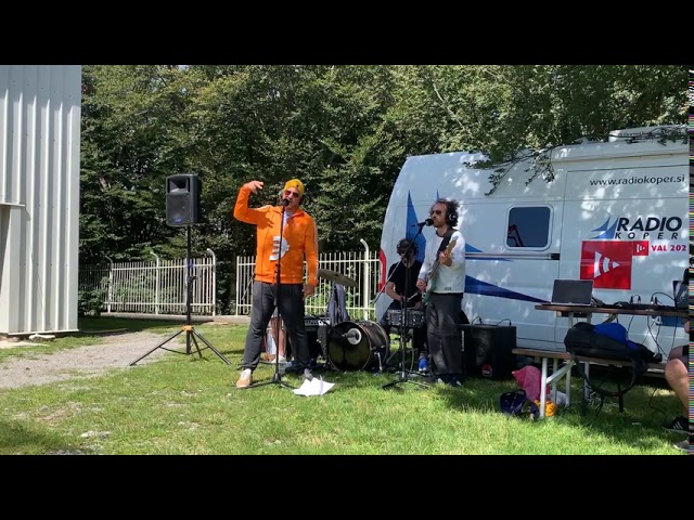 Nabirasi kampirni sikadi Juda baland qiz bilan jinsiy aloqa