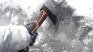 Проделайте дыры в замерзшем озере топором и получите корюшку