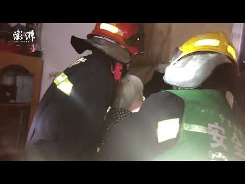 视频：老人翻落雨棚，消防员上门家人才知晓 