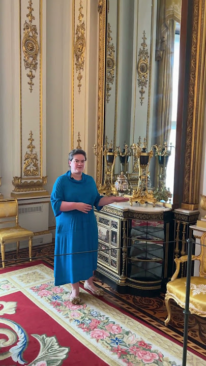 See a hidden door in Buckingham Palace