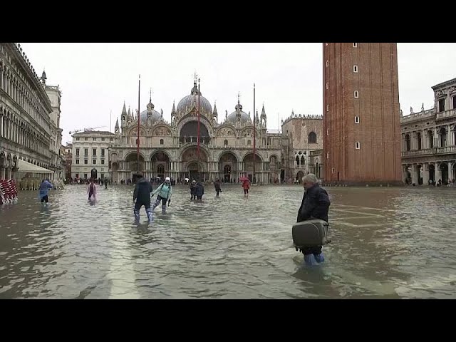 شاهد المياه تغمر مدينة البندقية وفنادق تقدم الأحذية للسياح Youtube