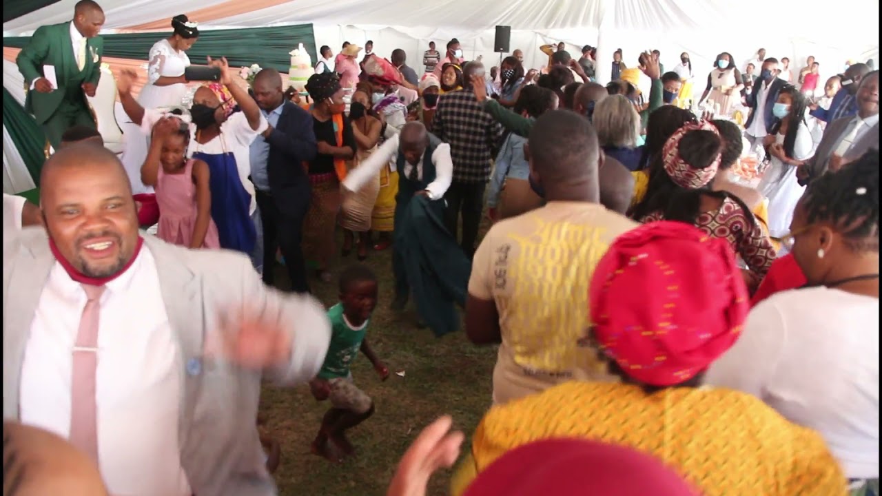Mr & Mrs Mhlangana Dancing on their wedding day | Sathana ngeke ulunge #Ezase5