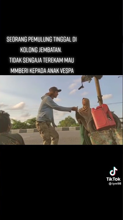 Seorang perempuan yang dikatakan berprospfesi sebagai pemulung memberikan uang untuk anak Vespa, 😭