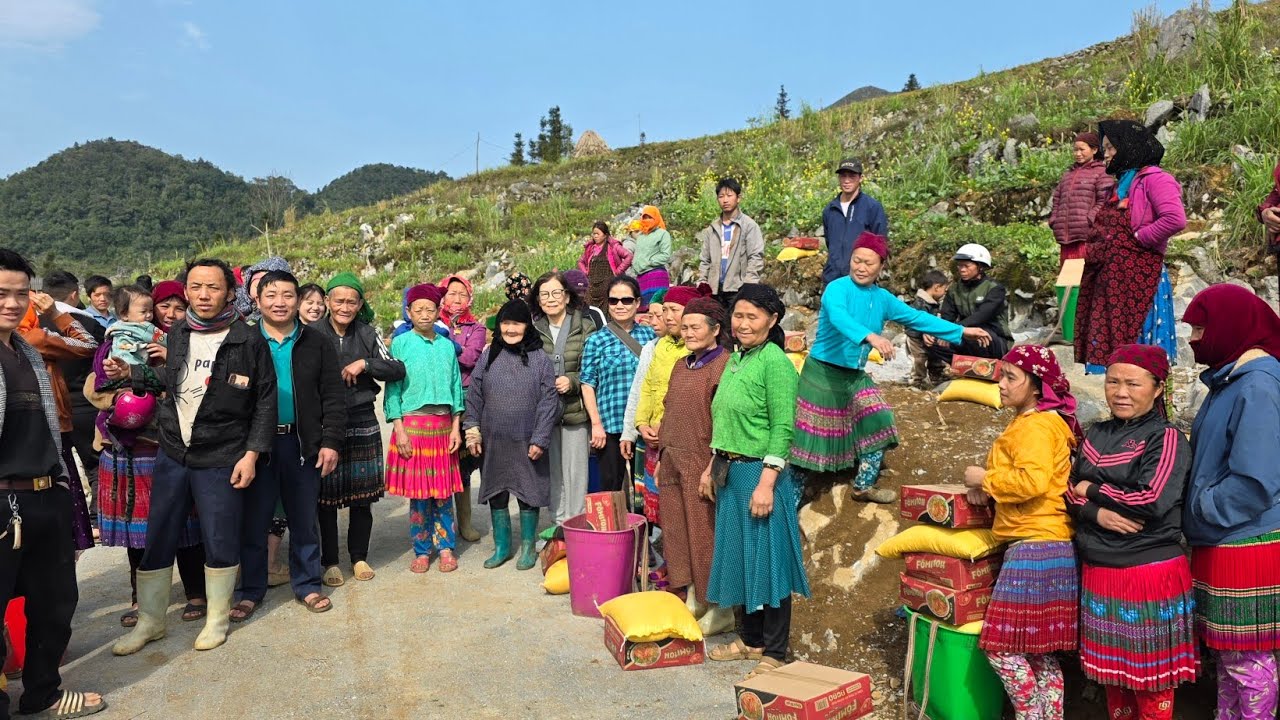 Đường Sảng Chải B cực khó bỗng nhiên nhận 100 phần quà 100 bao xi. Nguyễn Tất Thắng