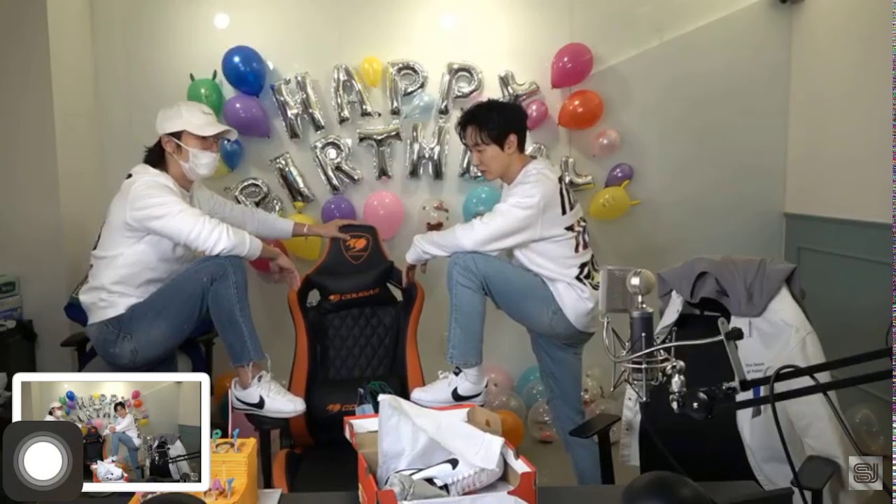 Donghae’s Surprise Presents for Super Junior Eunhyuk’s Birthday[影音]