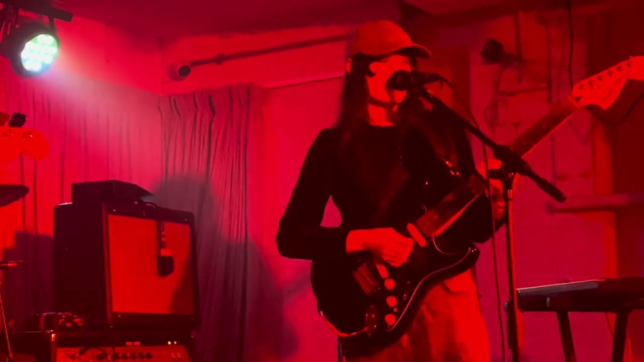 Mira Drahla - zig-zag (live) en YouTube Mira Drahla - zig-zag (live) en YouTube