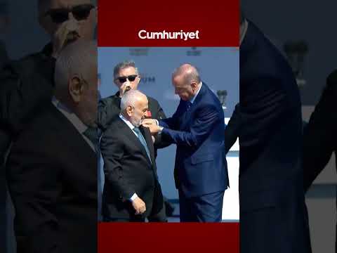 Erdoğan, Yeniden Refah Partisi'nden istifa eden İstanbul Milletvekili Suat Pamukçu'ya rozet taktı