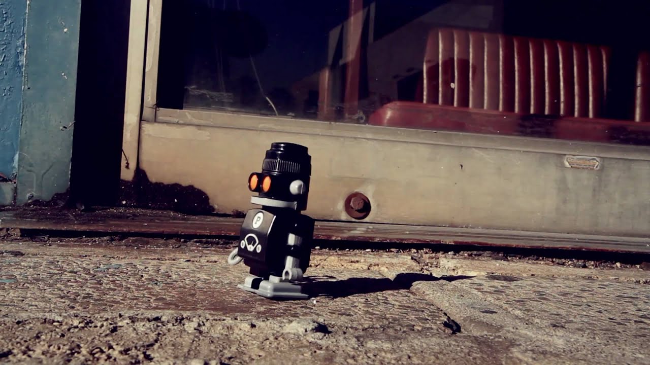 Salt & Pepper 'Bots : Walking, clockwork robot condiments.