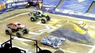 Barbarian vs Grave Digger (racing) Monster Jam