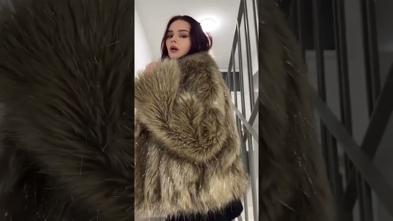 Красивая девушка идёт по лестнице 