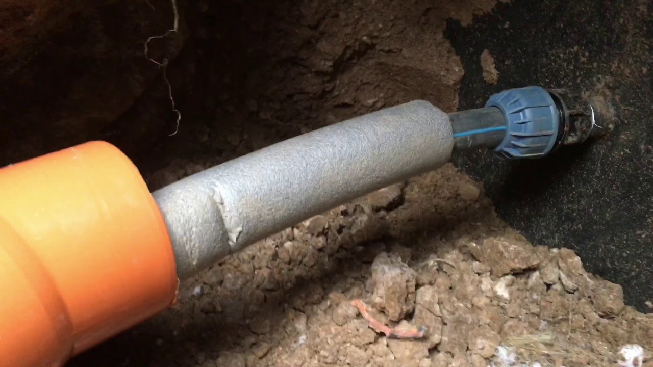 Водопровод через канализационную трубу - YouTube