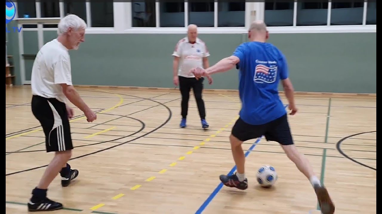 Ins Schwitzen kommen sie alle - Walking Football bei Cosmos Wedel