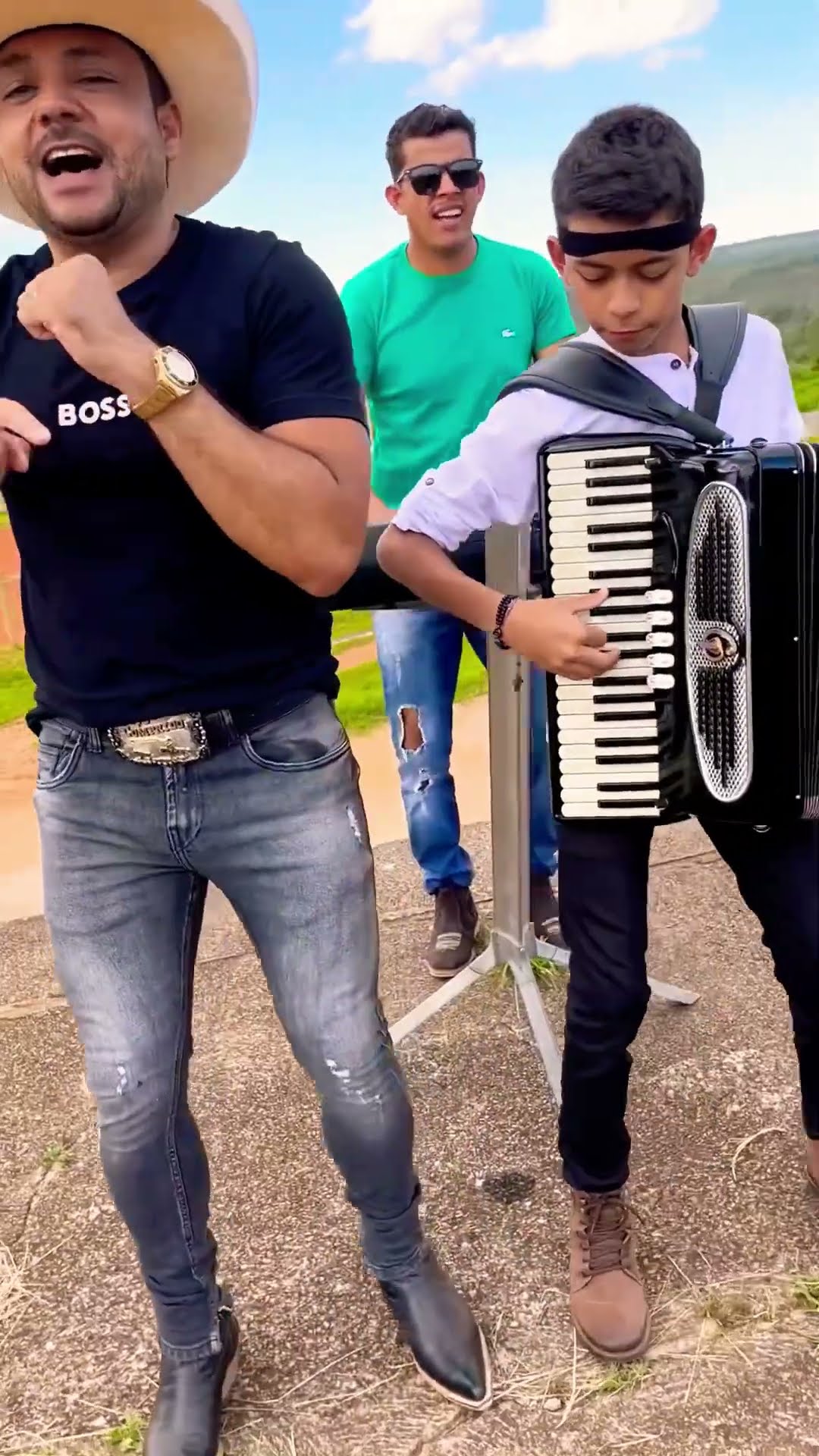 ￼ a música Bota Esse Piseiro pra bombar pipocou com Alejandro e seu pai Leãozinho Do Forró #boanoi