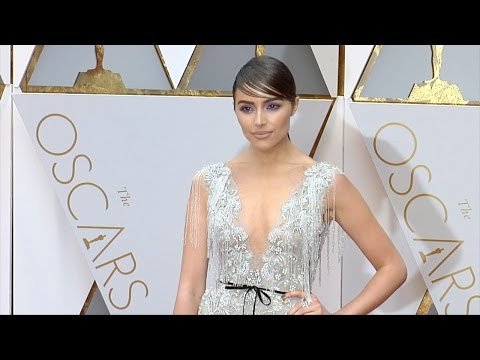 Video: Olivia Culpos Skønhedsblick På Oscars