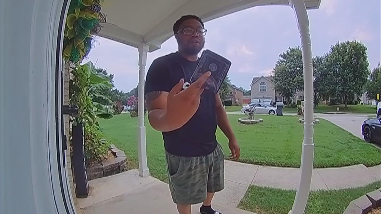 Stranger Returns Cash-Filled Wallet Lost At Walmart