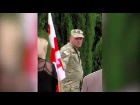 თანამებრძოლთა საფლავებთან ატირებული ქართველი ჯარისკაცი