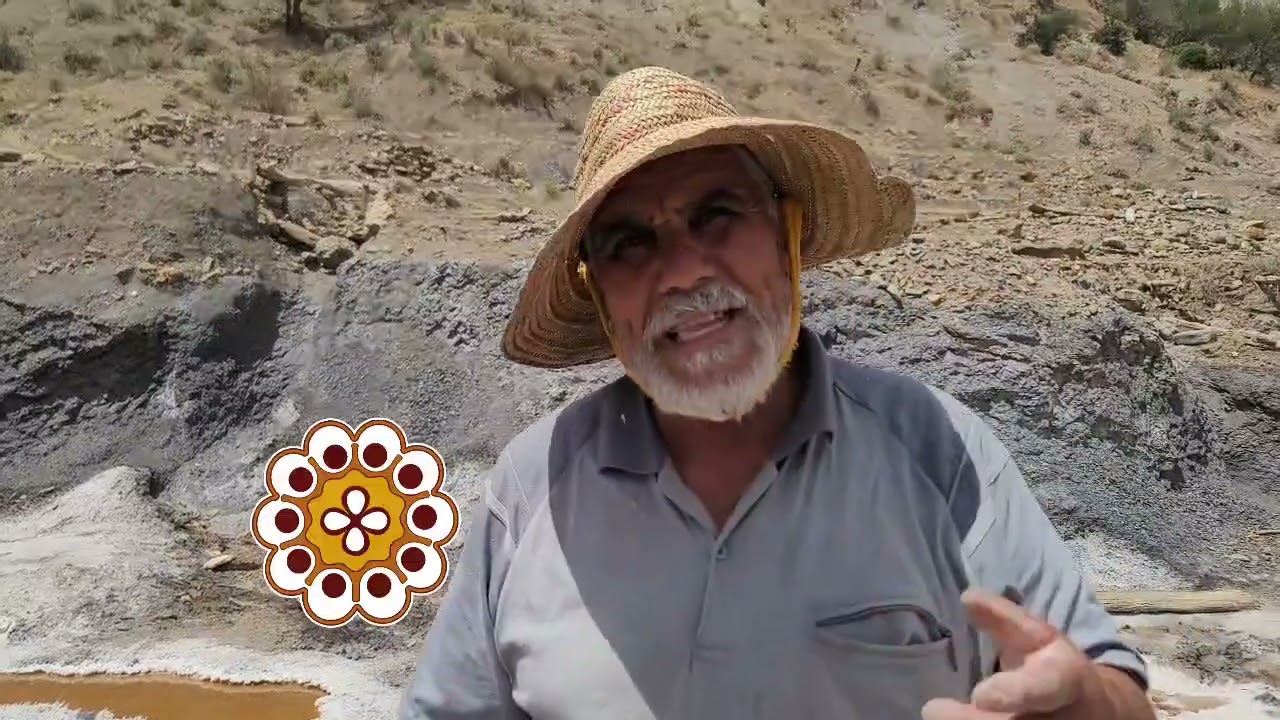 Travail ancestral d'extraction de sel à Thamalahth, commune d'Ahnif wilaya de Bouira.