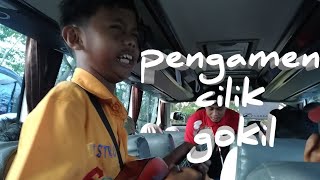 Pengamen cilik  ini bisa membuat semua penumpang bersorak