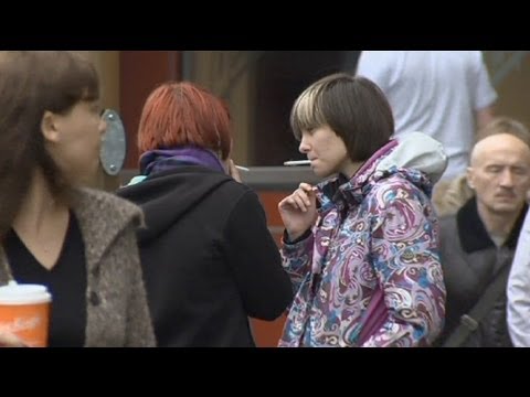 Video: Wird Das Rauchen An öffentlichen Orten In Russland Verboten?