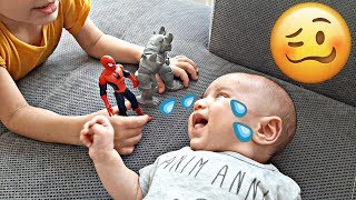 Efe Kardeşi Emir İçin Legolardan Robot Adam Yaptı Emir Hiç Sevmedi. Çocuk Videoları