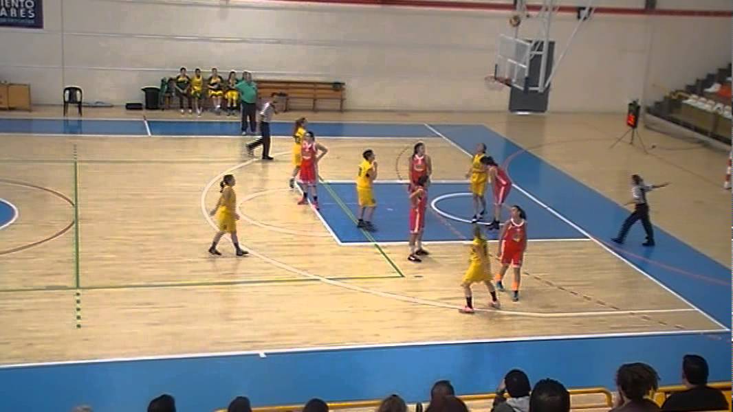 18 10 15 CAB LINARES MARISTAS jugadores de islandia