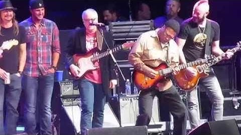 Luke Bryan Interacts with Man Flipping Him Off at Charlie Daniels Volunteer Jam