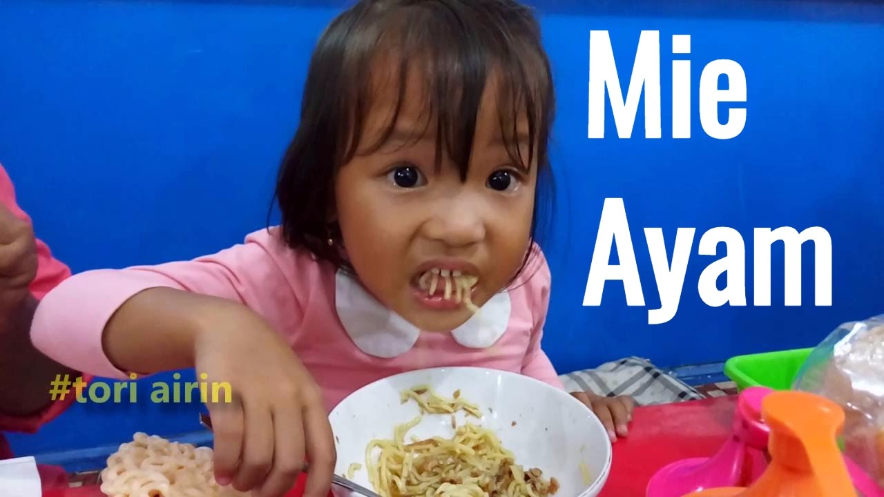 Enaknya Makan Mie Ayam Anak Kecil Makan Sendiri Tori Airin Youtube