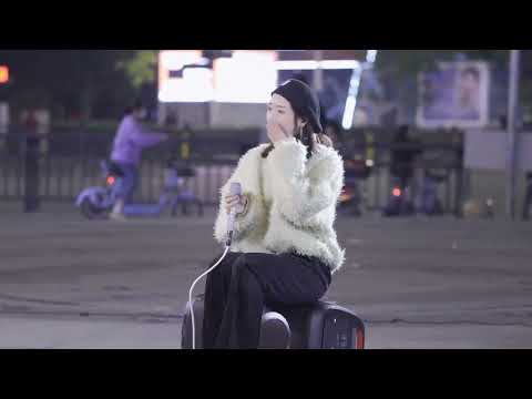 女孩街头演唱韩红的 天亮了 歌中的那个故事 你会不会听完