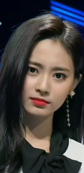 That’s a stare not angry tzuyu🤷🏻‍♂️😂🥰