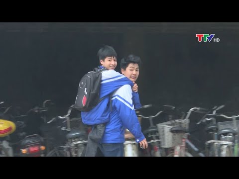 Video Đôi bạn 10 năm cõng nhau đến trường: Vui mừng - lo... - youtube