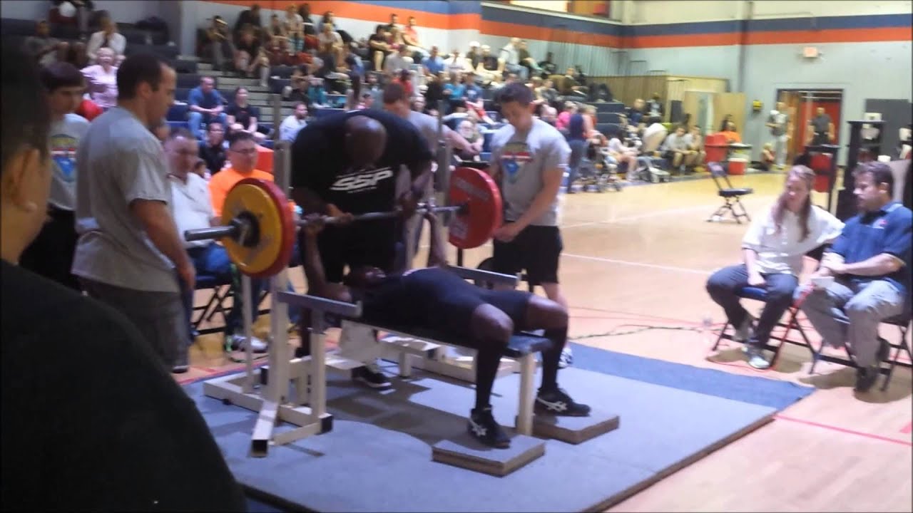 Keith McHoney benchpress at battle on the border