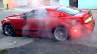 Quemando llanta de reversa. Mustang GT s197